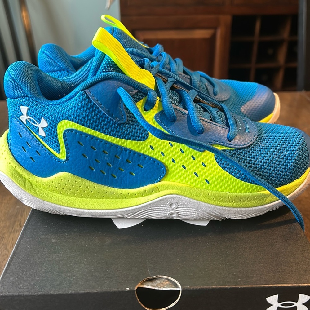 Boys Under Armour basketball sneakers size 2.5y